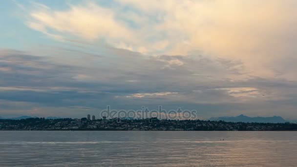 Timelapse de nubes y cielo sobre White Rock BC Canadá desde la bahía de Semiahmoo en Blaine, Washington al atardecer 4k uhd — Vídeo de stock