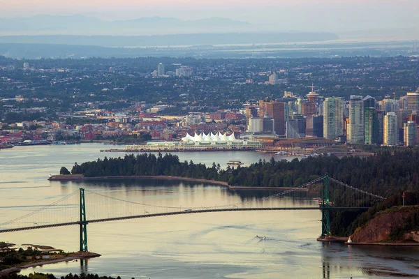 Ванкувер БК Skyline by Stanley Park — стоковое фото