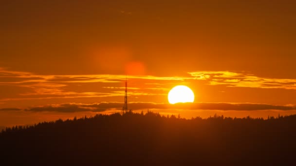 Time-lapse van mooie close-up oranje gloed zonsondergang over Mt. Scott in Happy Valley, Oregon 4k uhd — Stockvideo