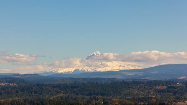 Lapso de tempo de nuvens e céu azul sobre a neve coberto Mt. Capuz em Oregon 4k — Vídeo de Stock