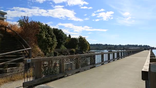 Panning filme de Boulevard Park ao longo da Baía de Bellinigham, no estado de Washington — Vídeo de Stock