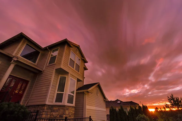 Puesta de sol en casas vecinales de los suburbios — Foto de Stock