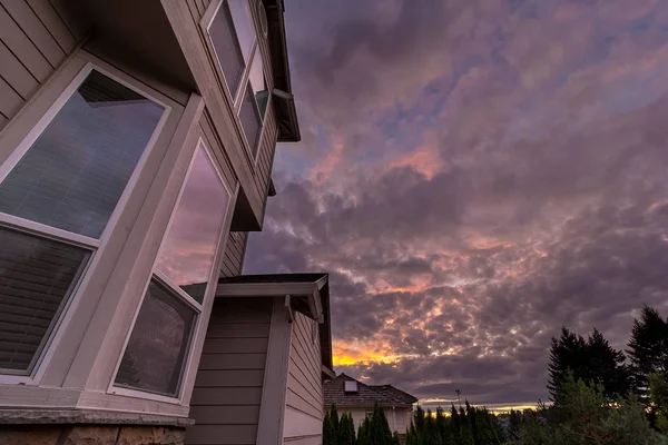 Reflet du coucher de soleil sur les fenêtres de la maison — Photo