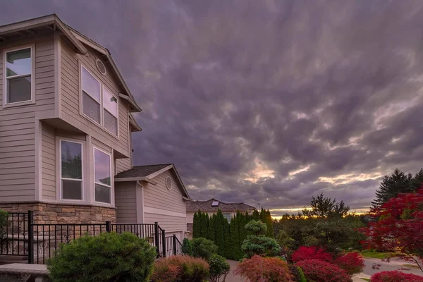 Stormy Sky sobre casas no bairro de Suburban — Fotografia de Stock
