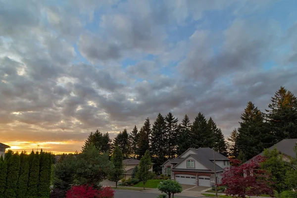 Puesta de sol sobre la calle de casas de lujo suburbanas — Foto de Stock