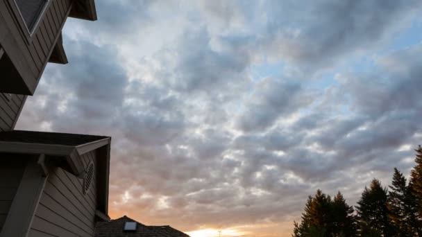 Solnedgång och moln över taket av förort hem i Happy Valley Oregon 4k uhd tidsfördröjning — Stockvideo