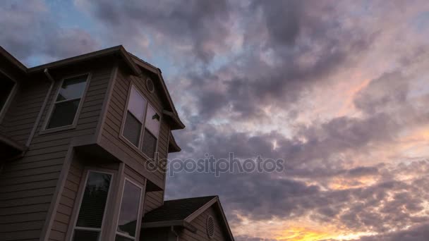 Zonsondergang en wolken over dak van residentiële buitenwijk thuis in Happy Valley, Oregon 4k uhd time-lapse — Stockvideo