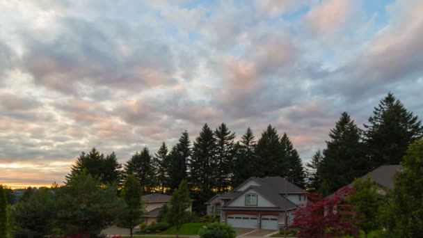 Puesta de sol y nubes sobre casas de suburbios residenciales y árboles en Happy Valley Oregon 4k uhd time lapse — Vídeo de stock
