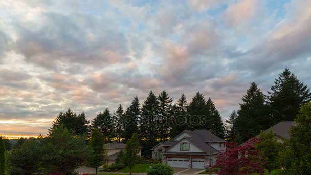 Sunset and clouds over residential suburb homes and trees in Happy Valley Oregon 4k uhd time lapse — Stock Footage Sunset and clouds over residential suburb homes and trees in Happy Valley Oregon 4k uhd time lapse Stock Footage