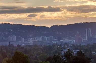 Portland manzarası ve gün batımı sırasında Marquam Köprüsü