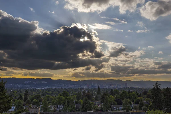 Afternoon Sun Rays over Portland Oregon Skyline — Stock Photo, Image