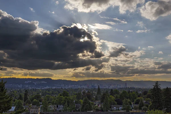 Odpolední paprsky slunce nad Portland Oregon Panorama — Stock fotografie