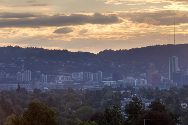 Portland Skyline e Ponte Marquam durante o pôr do sol — Fotografia de Stock