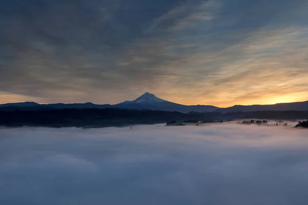 Катящийся туман над горой Худ и долиной реки Сэнди — стоковое фото