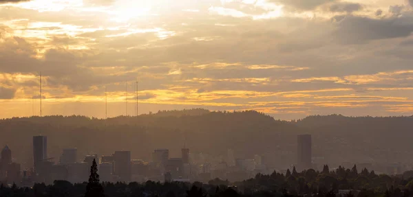 Ködös délután több mint Portland Oregon Skyline naplementekor — Stock Fotó