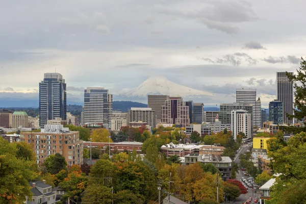 Portland Skyline и Mount Hood в осенний сезон — стоковое фото