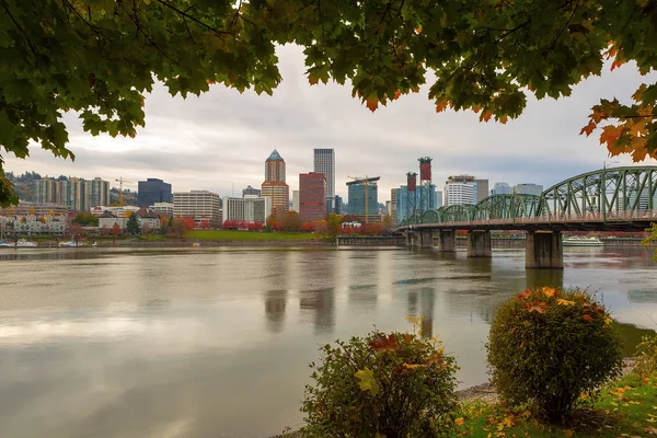 Portland OR City Skyline Incorniciato dal fogliame autunnale USA — Foto Stock