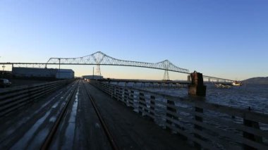 Astoria Oregon ve nokta devriyelerine yakınındaki Megler, Washington boyunca Pasifik Okyanusu west coast ABD Amerika arasında su taşıma üzerinden yüksek tanımlı video Astoriamegler Köprüsü