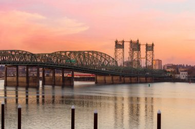 Wa devlet ABD'de Columbia River batımında Interstate Köprüsü