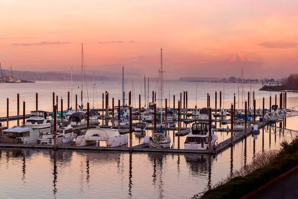 Marina ao longo do rio Columbia ao pôr do sol em WA State USA — Fotografia de Stock