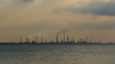 Zaman atlamalı film Pulau Bukom tesislerinde yakıt, yağ baz yağlar ve özel kimyasallar için kapsayıcı Singapur 4 k akşam Boğazlar geçen gemileri ile üretim