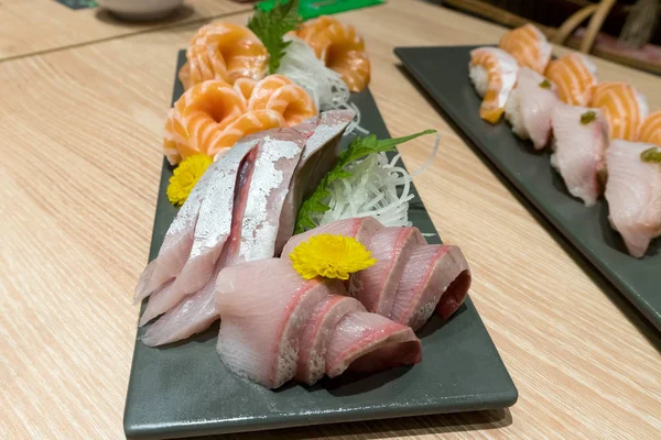 Verse vis Japanse Sushi Sashimi plaat Closeup — Stockfoto