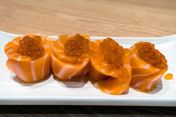 Japanse verse rauwe zalm Sushi met Roe Closeup — Stockfoto