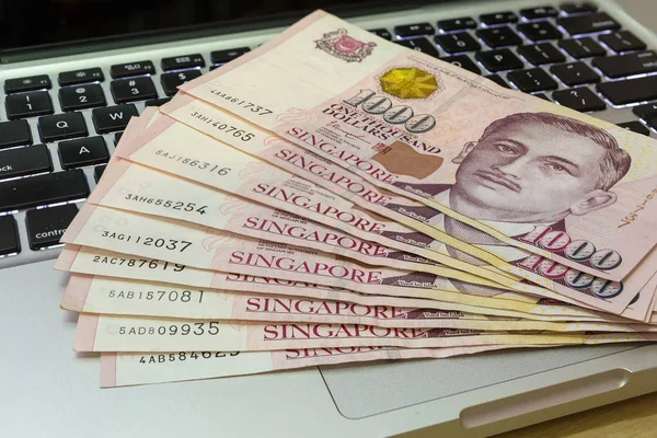 Singapore Mille Dollari Note di valuta su computer — Foto Stock