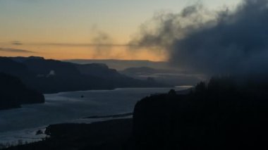 Bulutlar ve gökyüzü güzel Columbia River Gorge üzerinde Chanticleer noktadan tarihi Vista House görünümüyle gündoğumu Oregon 4 k Uhd bir erken sabah sırasında hareket, zaman atlamalı film