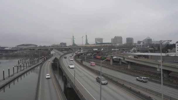 Ultra Alta Definição Panning Vídeo Freeway Traffic Willamette River Flowering — Vídeo de Stock