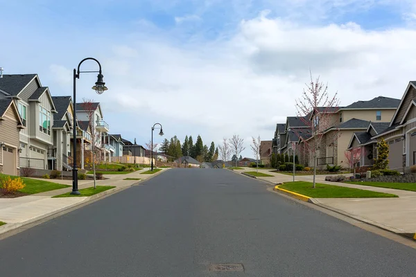 Новая пригородная улица в Северной Америке — стоковое фото