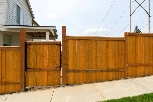 Dům zahrada dřevěný plot s brankou — Stock fotografie