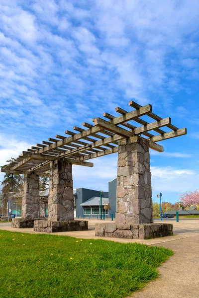 Estructura de pérgola de madera y piedra en el parque de la ciudad —  Fotos de Stock