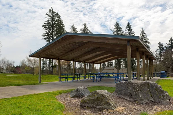 Picnic Tables under Shelter in City Park — Stock Photo, Image