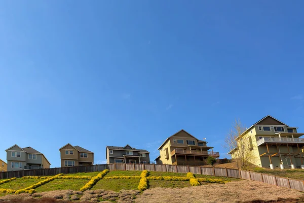 Ενιαίες οικογενειακές κατοικίες στην πλαγιά λόφου σε προαστιακή γειτονιά — Φωτογραφία Αρχείου