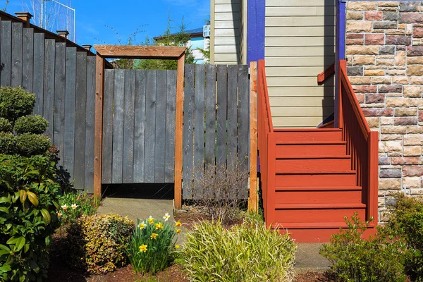 Huis Frontyard met houten trappen en hek — Stockfoto