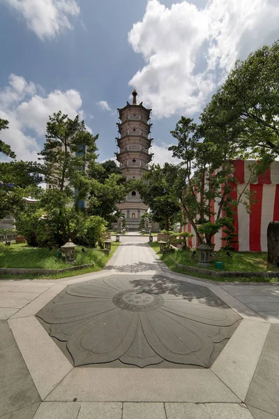 Pagoda del monasterio de Lian Shan Shuang Lin — Foto de Stock