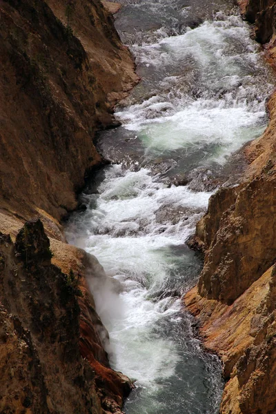 Wasserfall im Yellowstone Canyon — Stockfoto