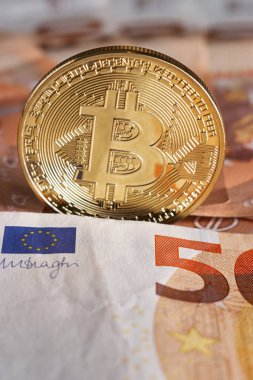 Bitcoin fiziksel altın sikke 50 euro faturaları banknotların üzerinde Studio vurdu. Bitcoin bir blockchain Kripto para birimidir. Makro