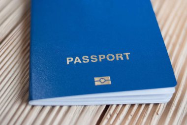 biyometrik pasaport gri bir arka plan üzerinde