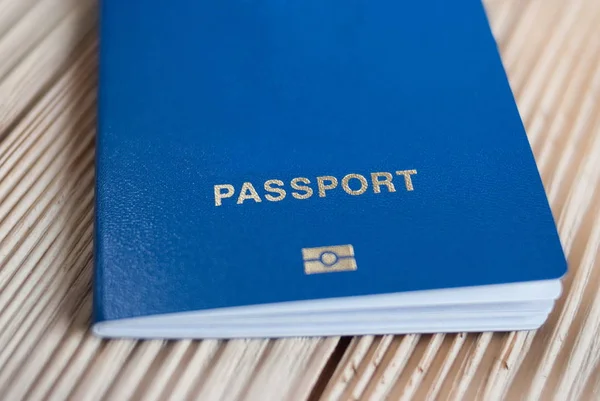 Passaporte biométrico sobre fundo cinzento — Fotografia de Stock