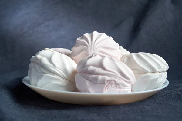 Белый зефир зефир на фарфоровой тарелке — стоковое фото