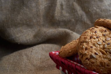 Tuzlu kurabiye tablo ve çuval bezi arka plan ayçiçeği susam serpilir