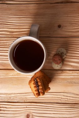 tee ve çerezleri ahşap bir masa. Üstten Görünüm