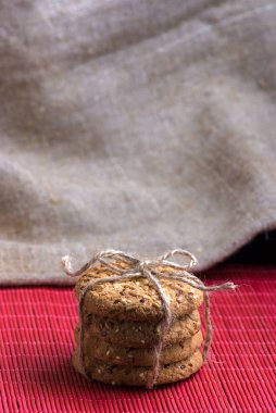 Tuzlu kurabiye tablo ve çuval bezi arka plan ayçiçeği susam serpilir