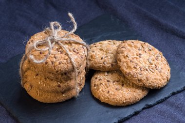 Tuzlu kurabiye şeyl tahtada ayçiçeği susam serpilir