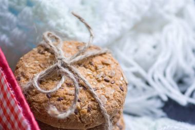 Tuzlu kurabiye susam, tekstil ekose ayçiçeği serpilir