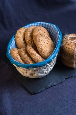 Tuzlu kurabiye şeyl tahtada ayçiçeği susam serpilir