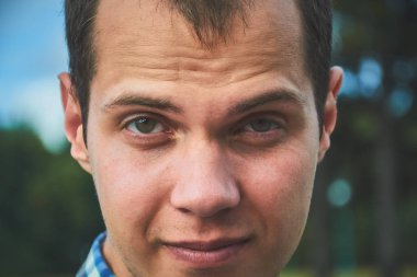 Yakın çekim yeşil zemin üzerine çekici genç adam portresi