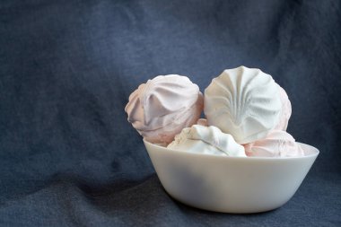 Beyaz zephyr hatmi porselen tabakta